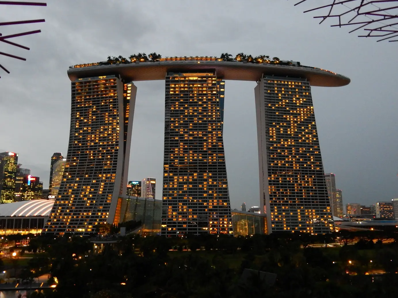 2561 rooms, 57 floors, 920 000 sqm Marina Bay Sands was recognized as a 