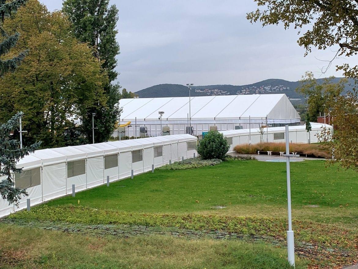 Dagály fürdő fedett medence 50 méteres sátor