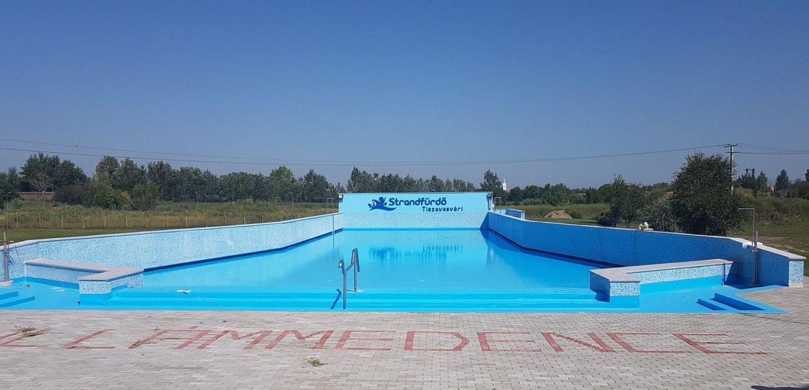 Tiszavasvári strand fürdő fejlesztés szálloda épül