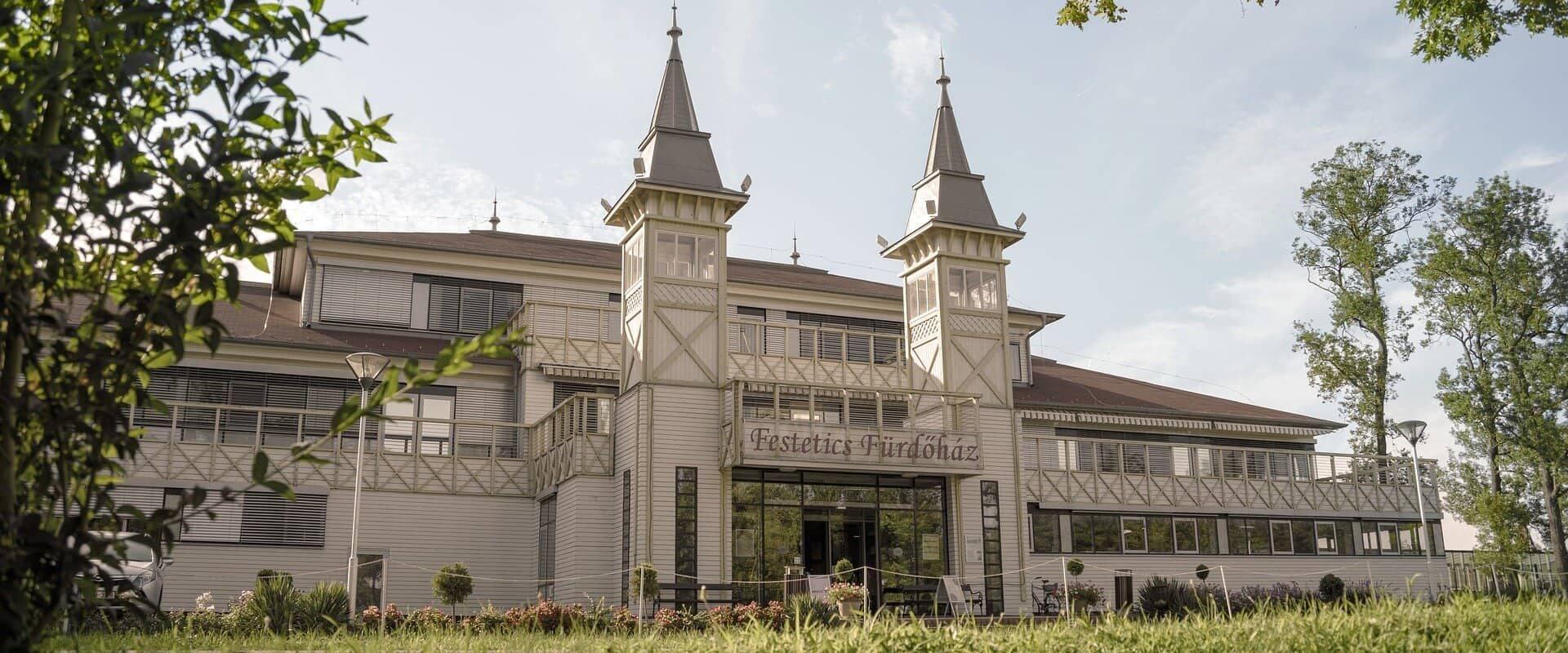 Hévízi Tófürdő Festetics Fürdőház terápiás részleg kinyitott kezelések Kinesio Lab
