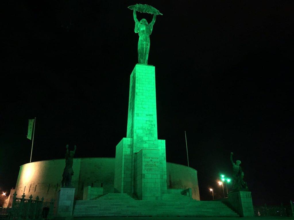 Szent Patrik nap Budapest zöld kivilágítás Citadella Szabadság szobor