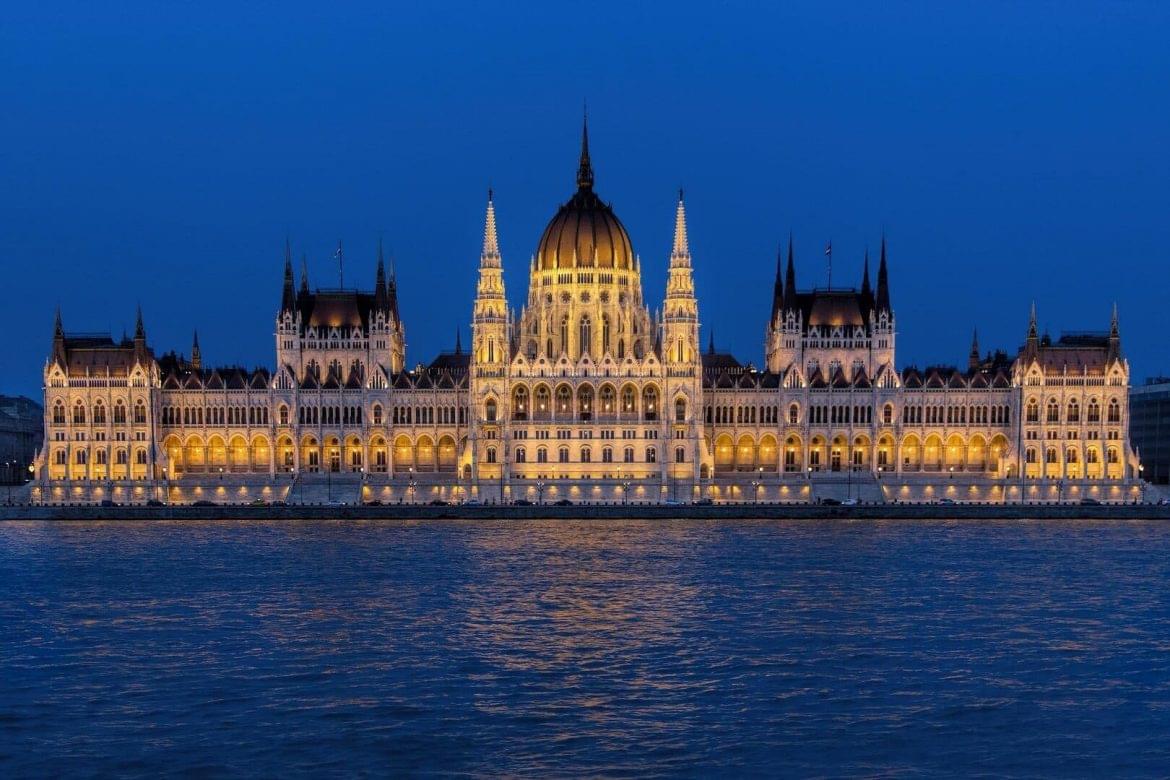 Nyitva maradhatnak szállodák szigorítás megjelent új rendelet