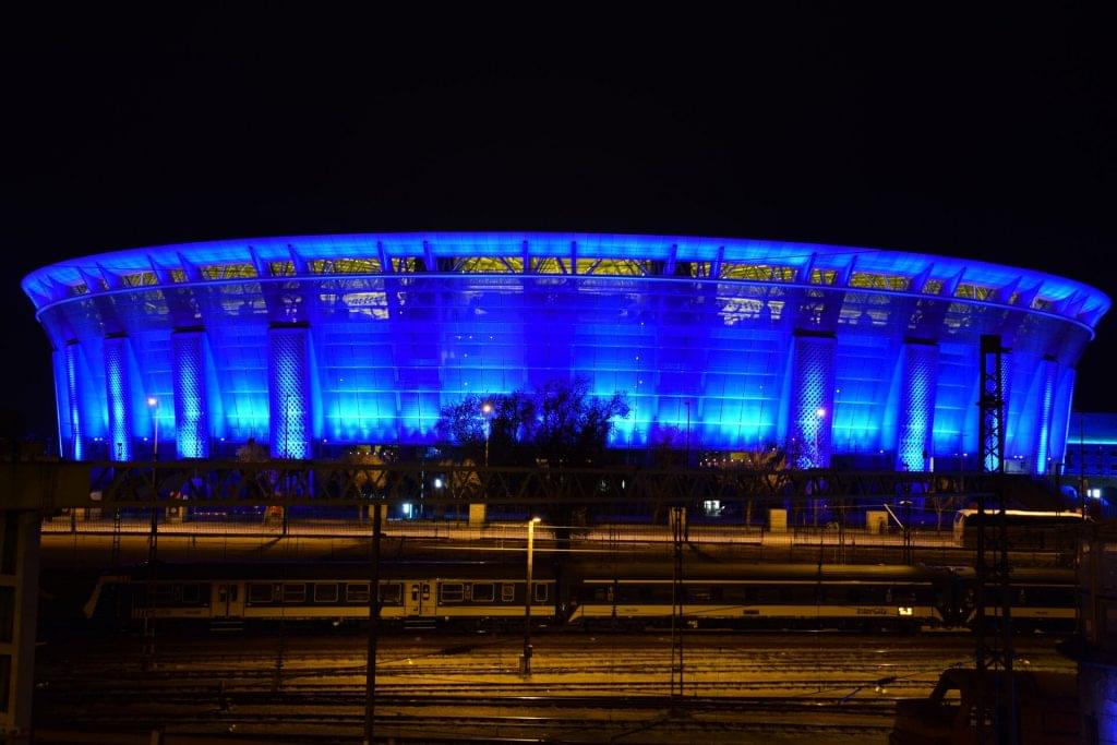 autizmus világnapja díszkivilágítás Budapest kék világítás Puskás Aréna stadion