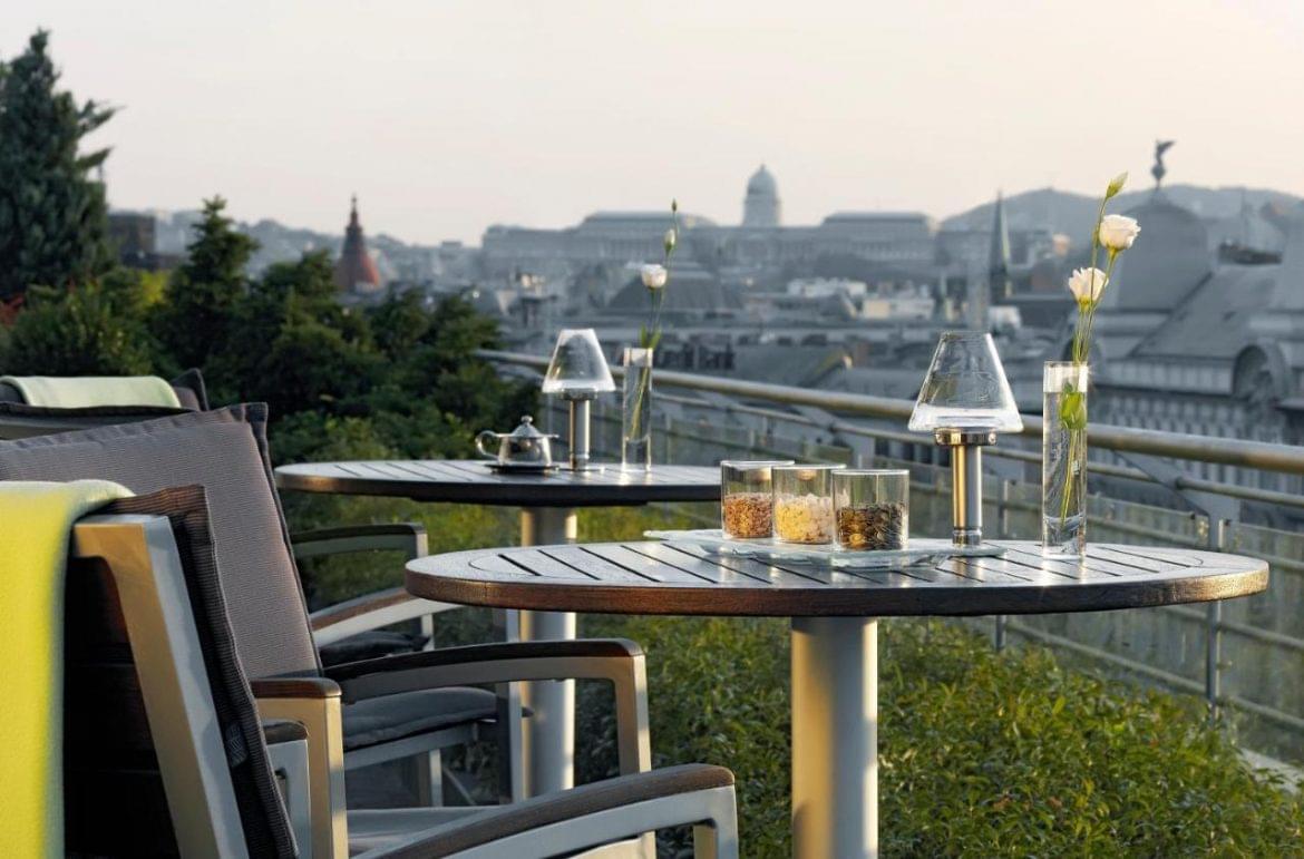Crowne Plaza Budapest hotel Westend szálloda tetőterasz panoráma