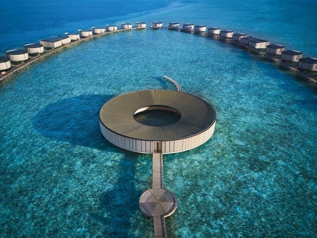 Ritz Carlton Maldives Fari Islands kör alakú lebegő szálloda hotel