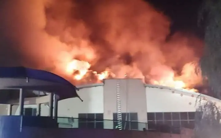 kigyulladt Tamási fürdő ég tetőszerkezet lángol tűzoltók