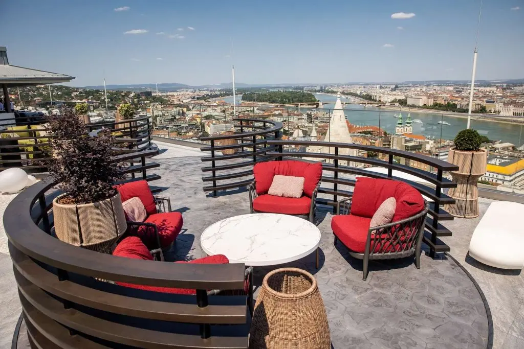 White Raven Skybar Budapest Hilton panoráma