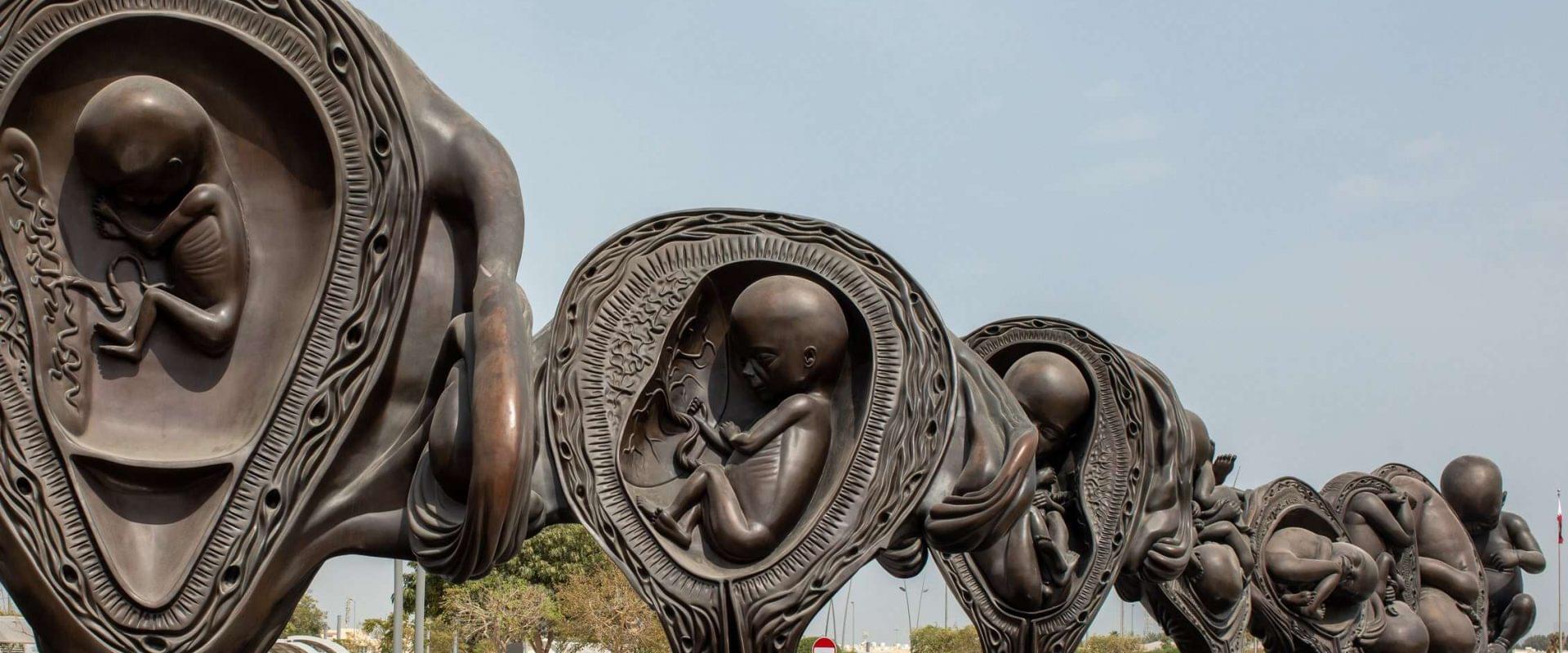 fogantatás szobor Katar Csodálatos utazás szoborcsoport születés