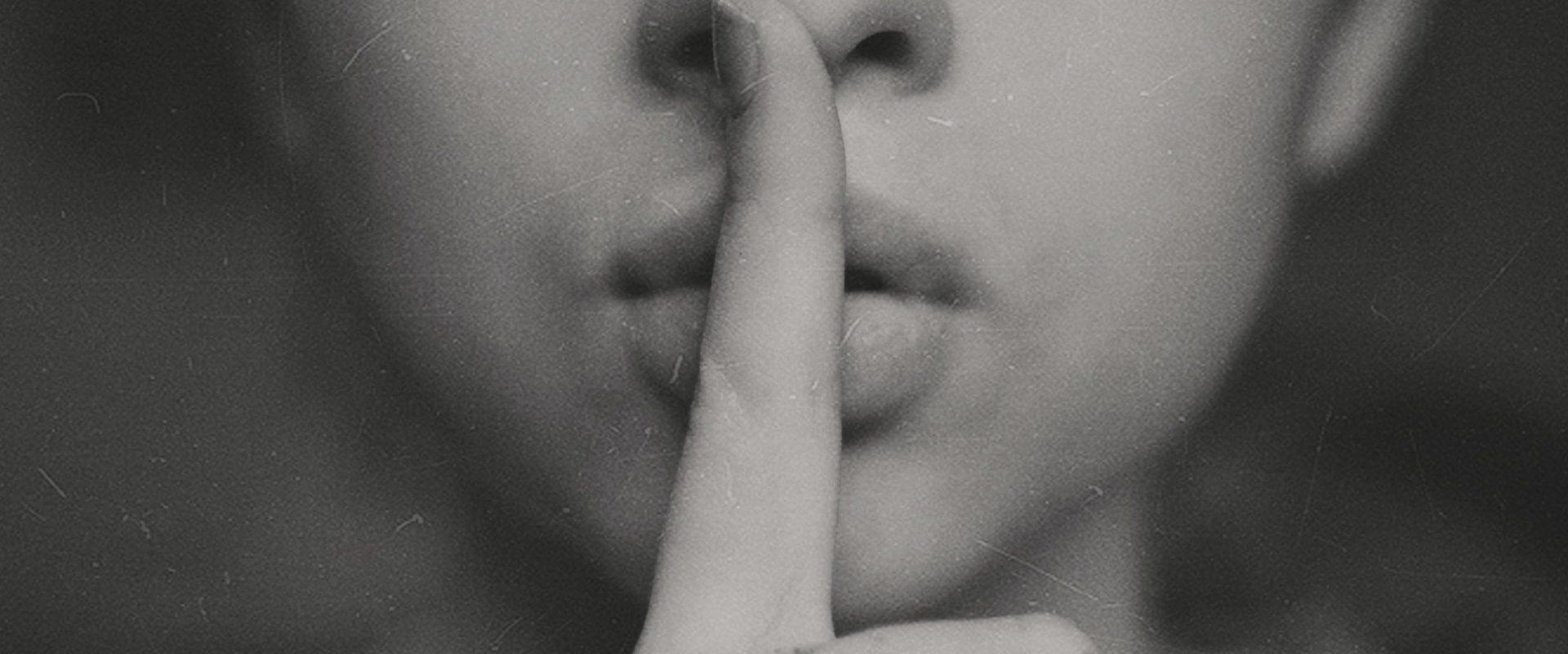 Booking botrány tartozás Natalie Wills törölt komment tiltás