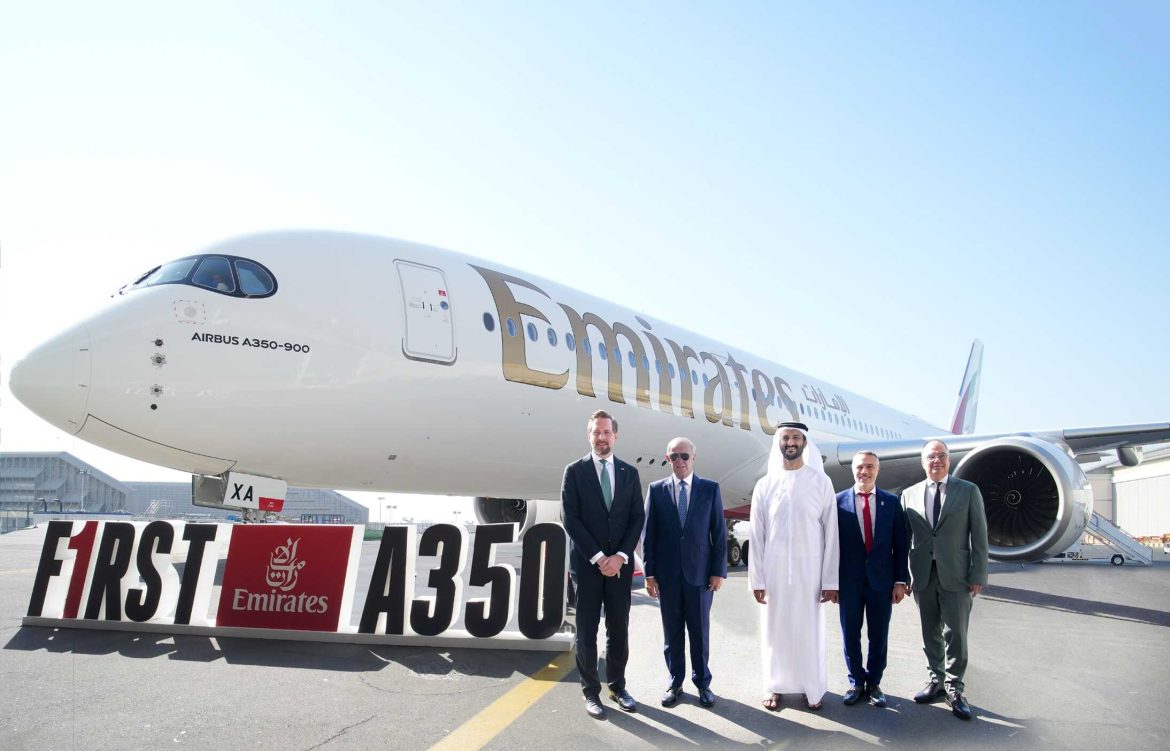 emirates bemutatta első A350 repülőgépét