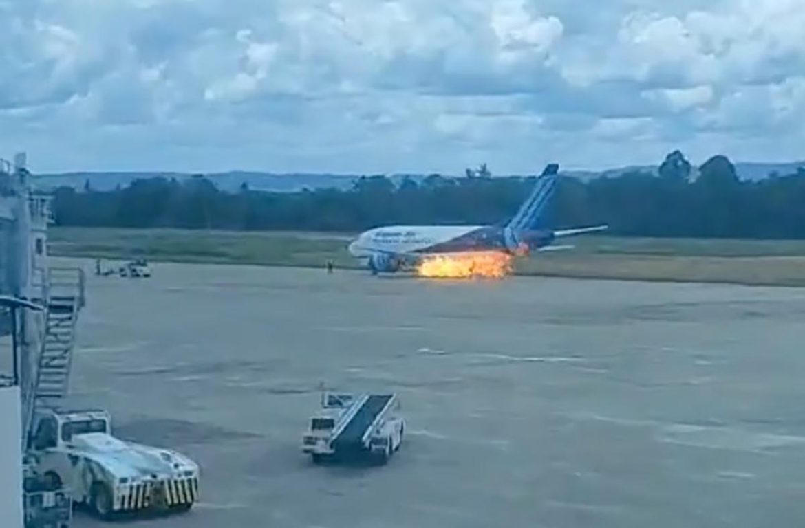 lángolt hajtómű pánik Boeing 737 evakuáció Trigana Air Indonézia