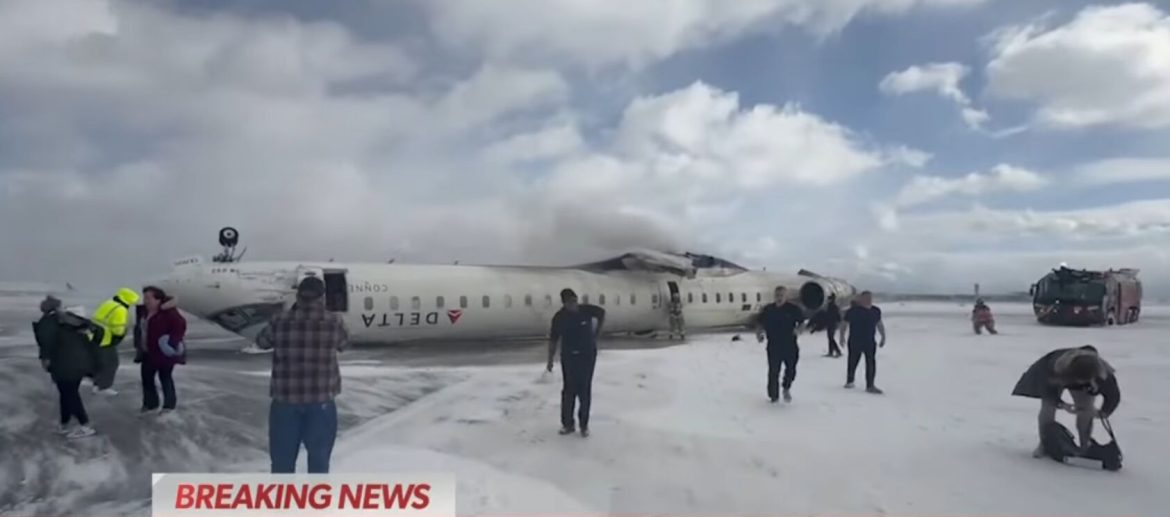 Toronto Delta Airlines utasszállító repülőgép lezuhant fejreállt baleset
