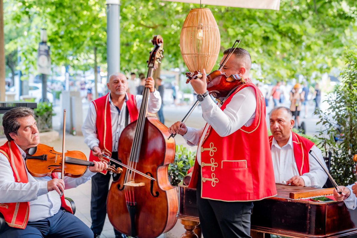 muzsikáló Magyarország turistákat cigányzene köszönti