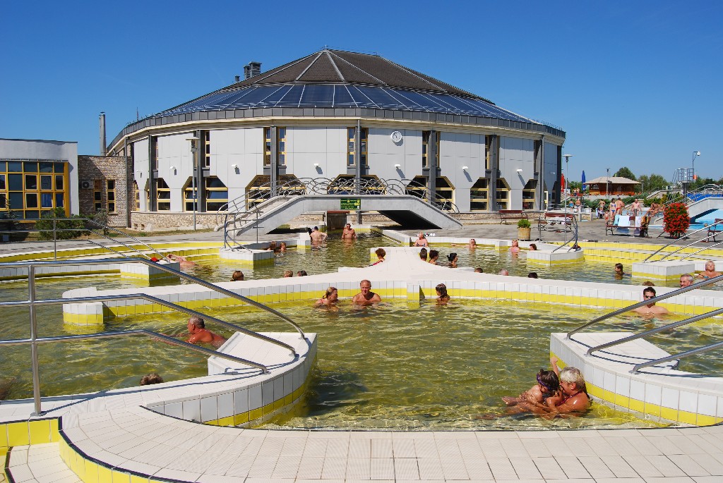 tiszaújvárosi fürdő nyitás 2026 januárban