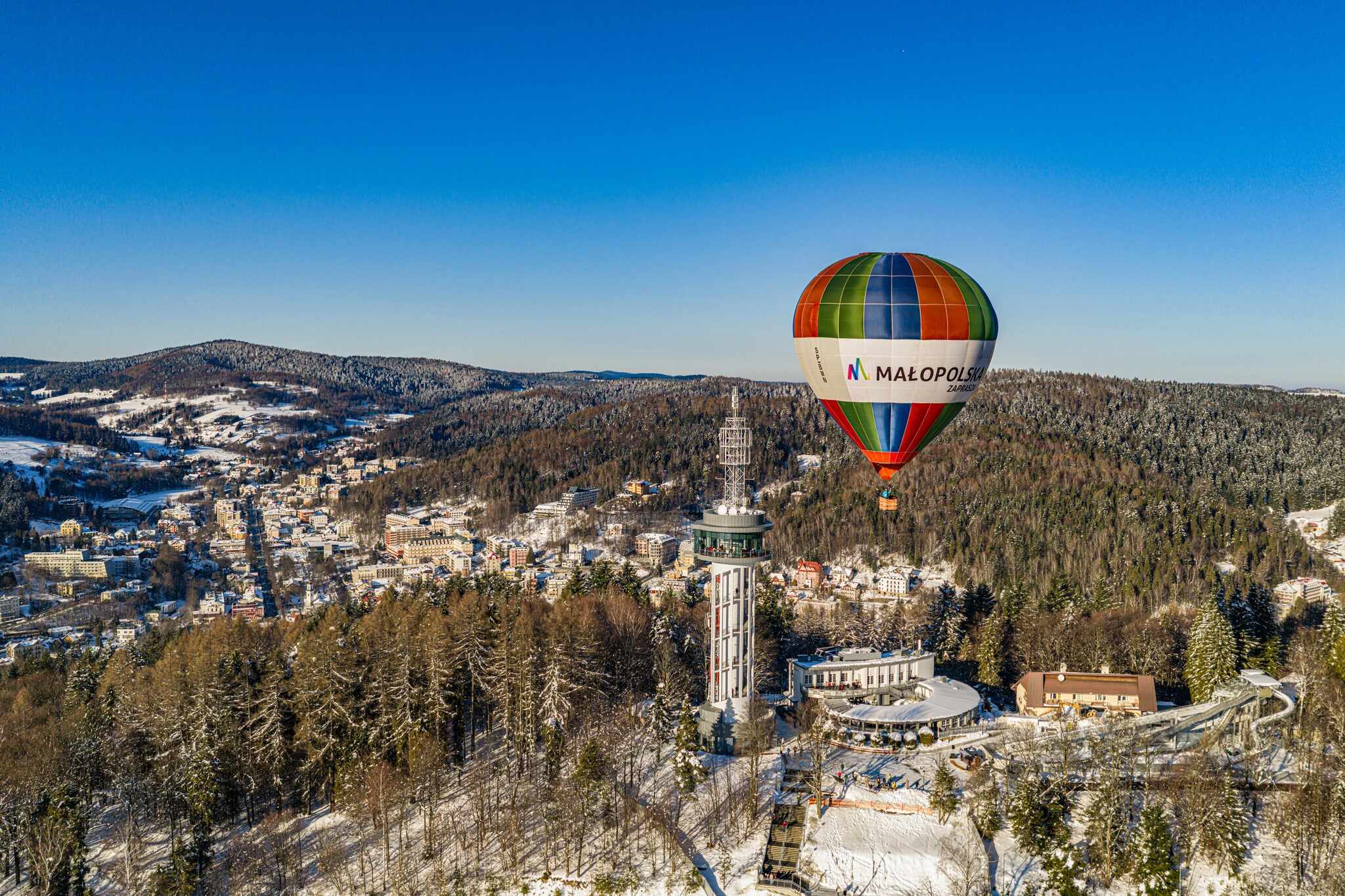 36 méter magas kilátó nyílt Lengyelországban, üvegpadlón is sétálhatnak a legbátrabbak