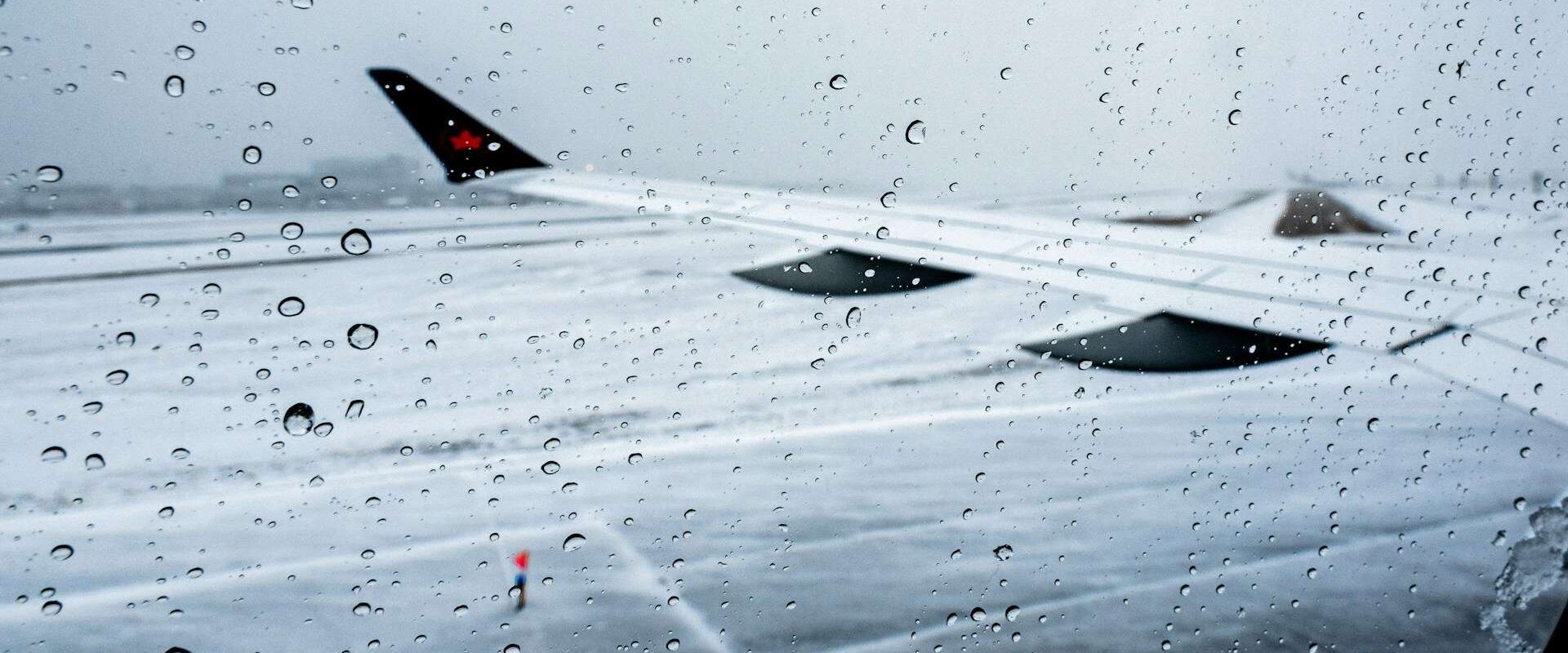 ónos eső három európai repülőtér leállt