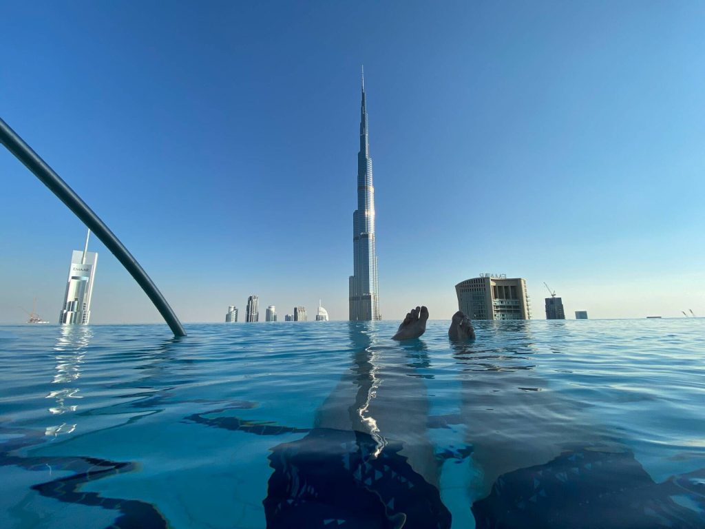 Dubaj átvállalja szállásköltségeket az ott rekedt turistáktól az iráni támadás miatt