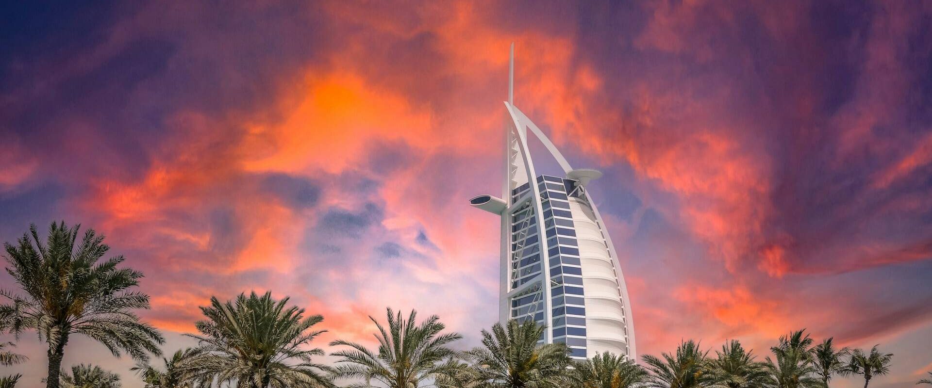 Dubaj átvállalja szállásköltségeket az ott rekedt turistáktól az iráni támadás miatt