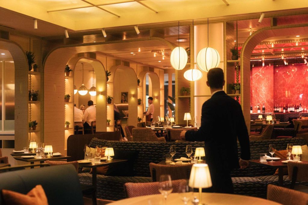 Az ÉS Bisztró étterem hangulatos belső tere a Kempinski Hotel Corvinus Budapest épületében