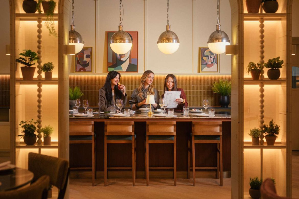 Vendégek az ÉS Bisztró elegáns budapesti éttermében a Kempinski Hotel Corvinus Budapest földszintjén