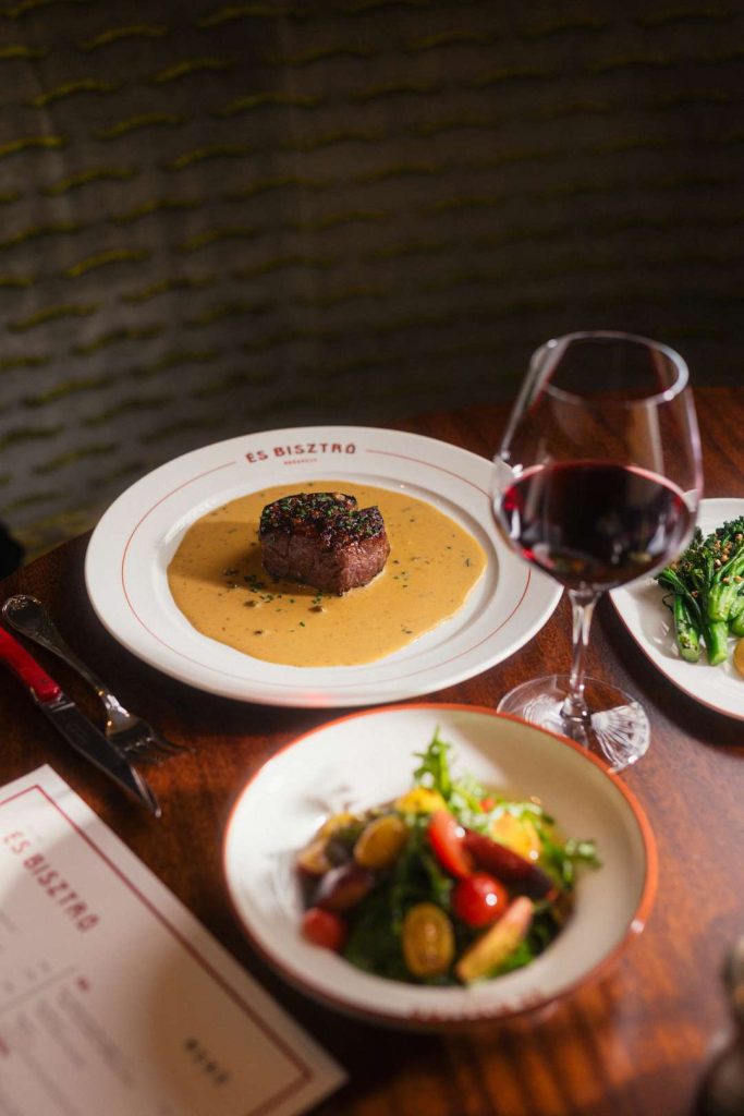 Steak krémes mártással, saláta és vörösbor az ÉS Bisztró budapesti éttermében