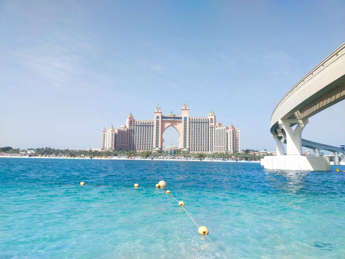 Dubaj női strand éjszakai fürdőzés