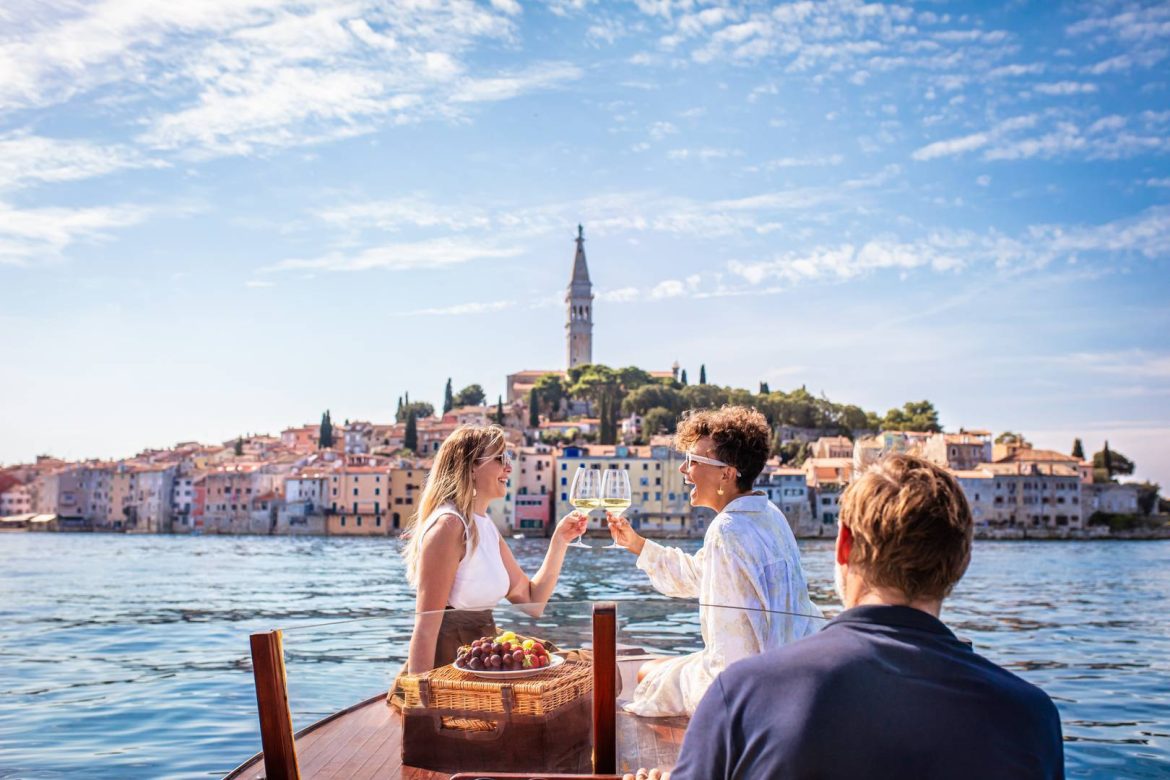 Hajók és mediterrán hangulat Rovinj kikötőjében Horvátországban