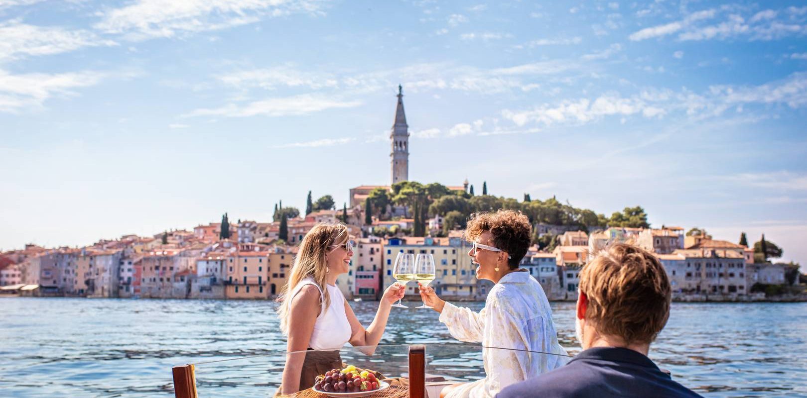 Hajók és mediterrán hangulat Rovinj kikötőjében Horvátországban