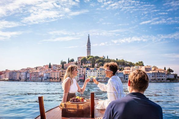 Hajók és mediterrán hangulat Rovinj kikötőjében Horvátországban