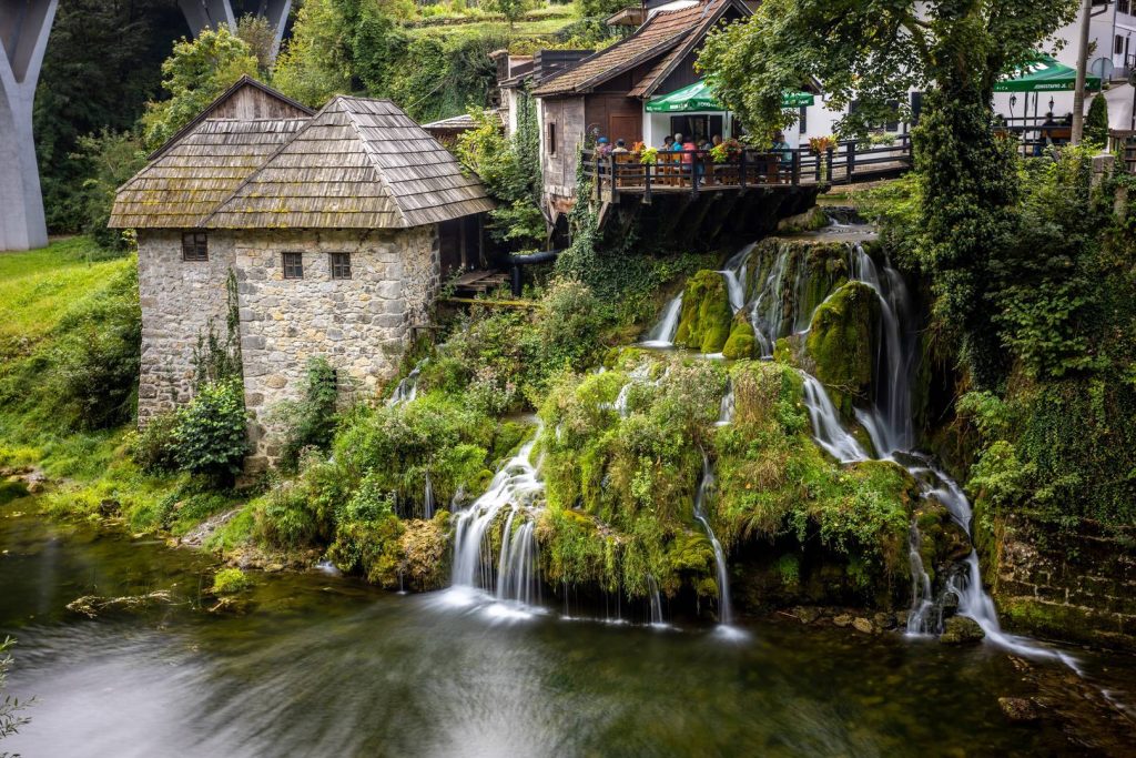 A horvátországi Rastoke vízesésekkel körülvett régi malomházai Slunj közelében