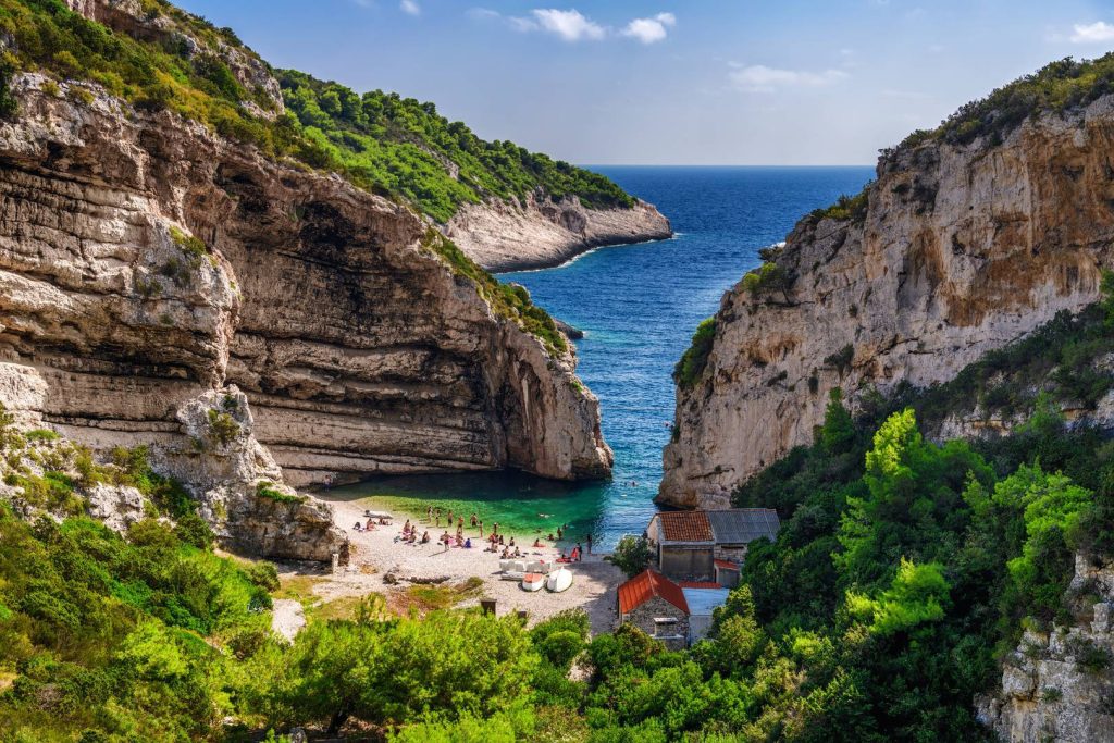 A Stiniva strand Vis szigetén az Adriai-tenger partján