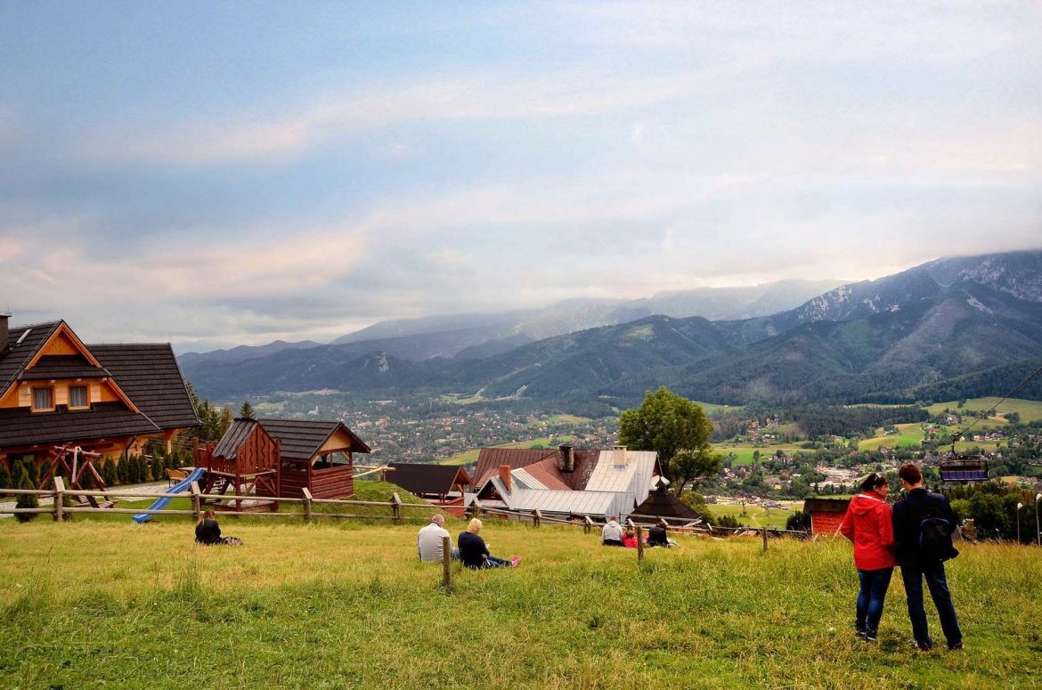 Zakopane panorámája a Lengyel-Tátrában, Lengyelország egyik legnépszerűbb hegyvidéki üdülővárosa