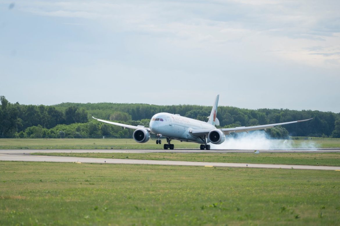Air Canada Budapest - Toronto járat Boeing 787-9 Dreamliner repülőgépe a Budapest Airporton