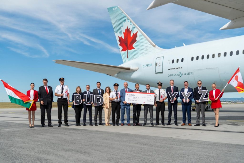 Az Air Canada és a Budapest Airport képviselői a Toronto - Budapest járat újraindításának ünnepségén a Boeing 787-9 Dreamliner előtt