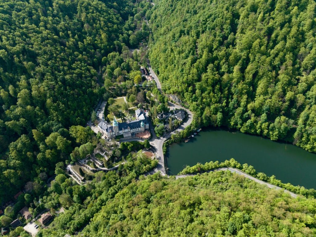 A Hotel Palota Lillafüred és a Hámori-tó a Bükkben a fenntarthatósági roadshow házigazdájaként