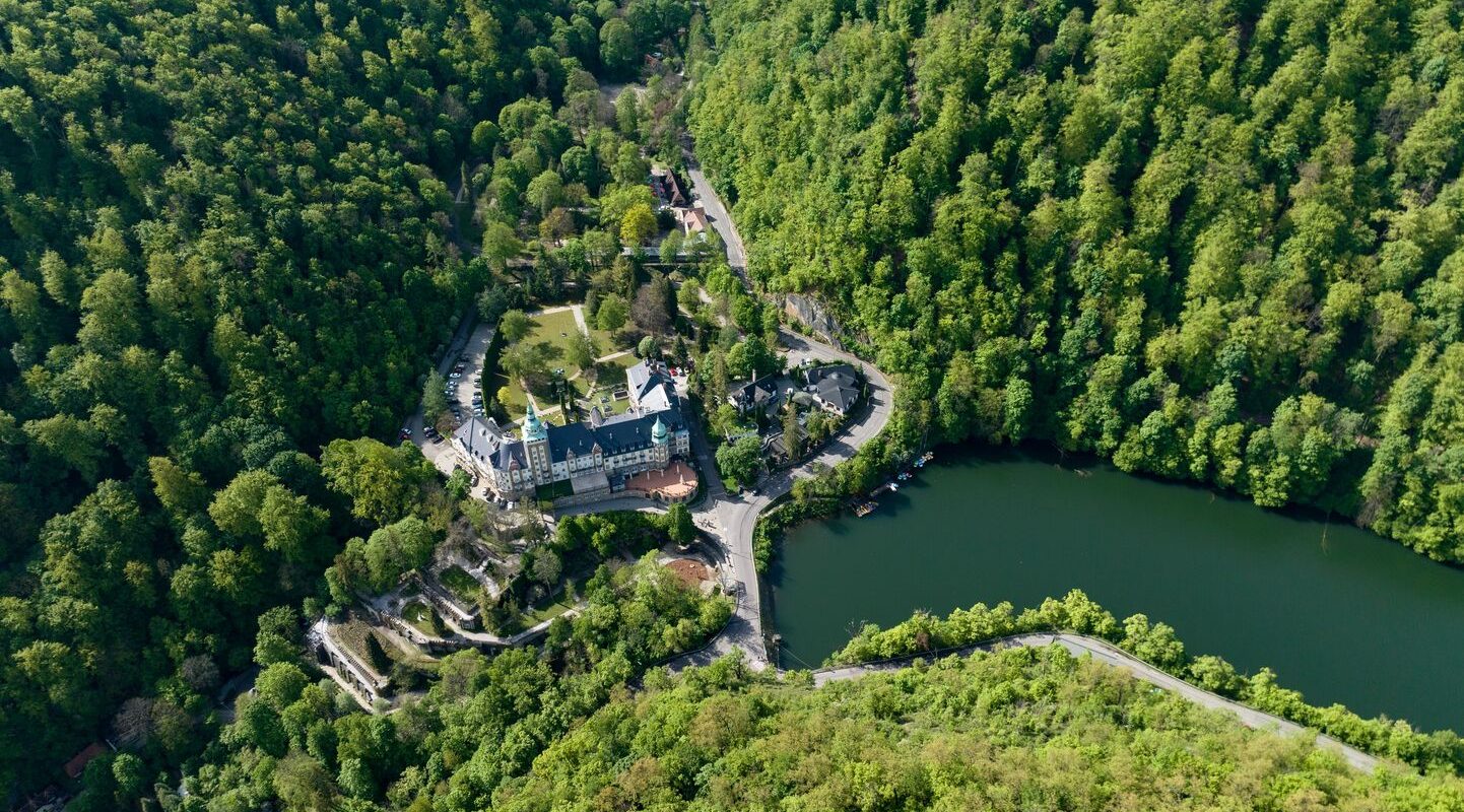 A Hotel Palota Lillafüred és a Hámori-tó a Bükkben a fenntarthatósági roadshow házigazdájaként