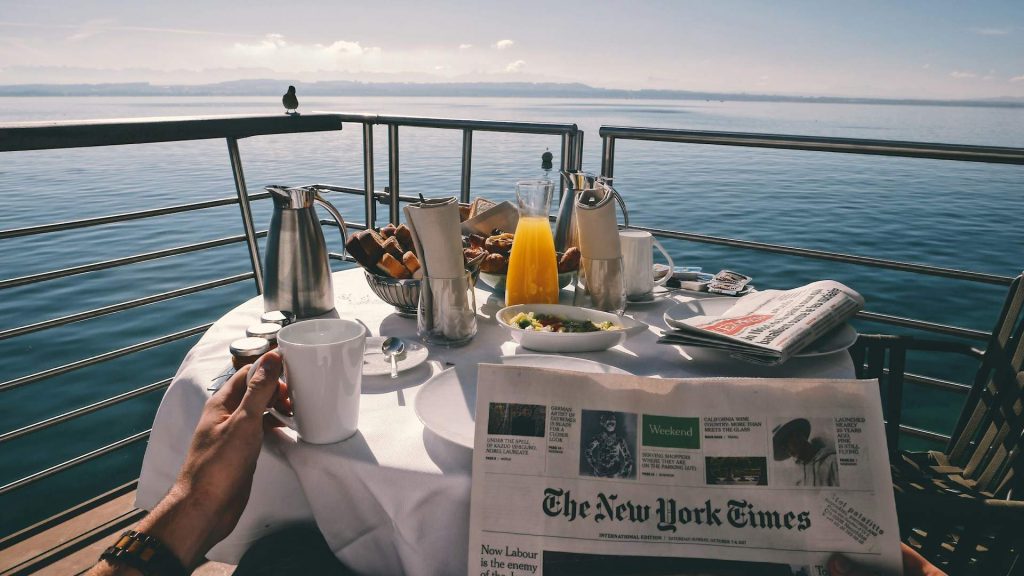 Reggeli egy folyami hajó fedélzetén panorámás kilátással a vízre.