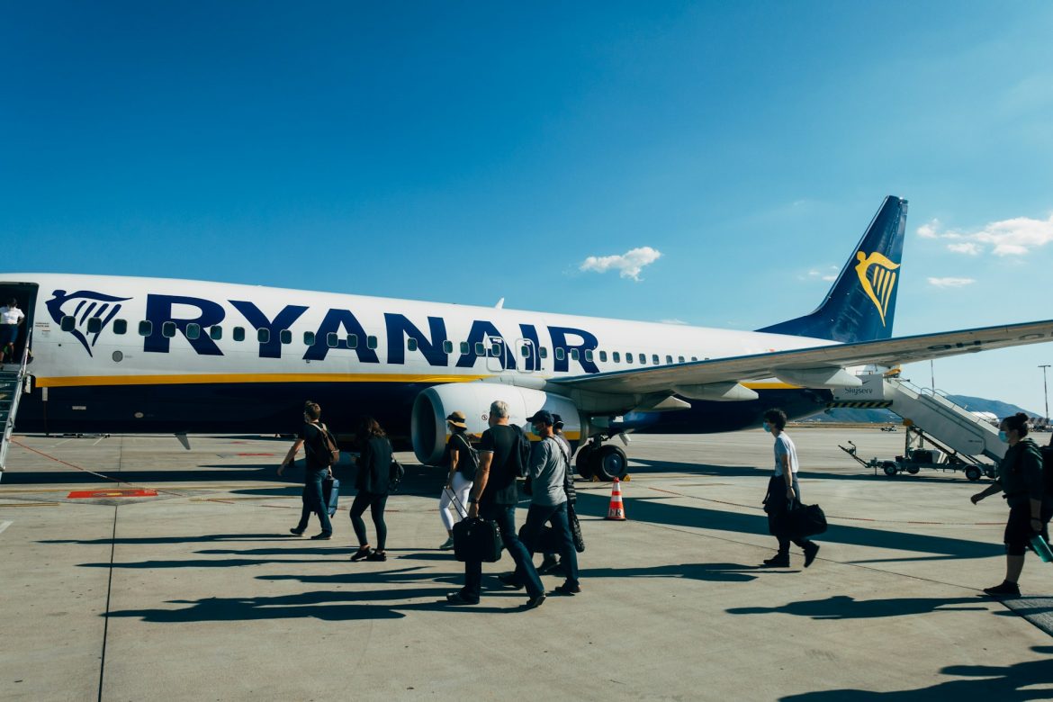 Utasok szállnak fel Ryanair repülőgépre, a légitársaság reagált az új uniós utasjogi és kézipoggyász-szabályokra
