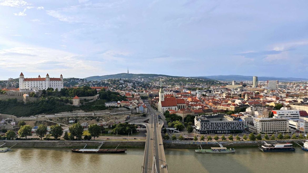 A Szlovák Statisztikai Hivatal adatai alapján a Pozsonyi kerület a Zsolnai régióval együtt a szlovák turizmus teljes forgalmának mintegy felét adja.