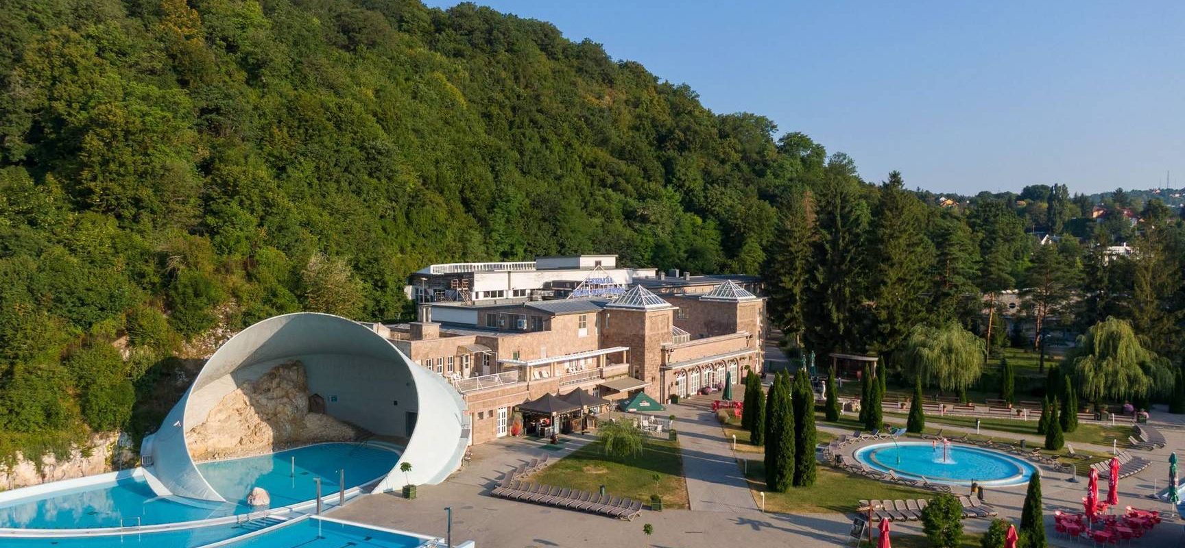 Miskolctapolcai Barlangfürdő a kültéri medencékkel és a Bükk erdőivel az augusztus 20-i újranyitás előtt