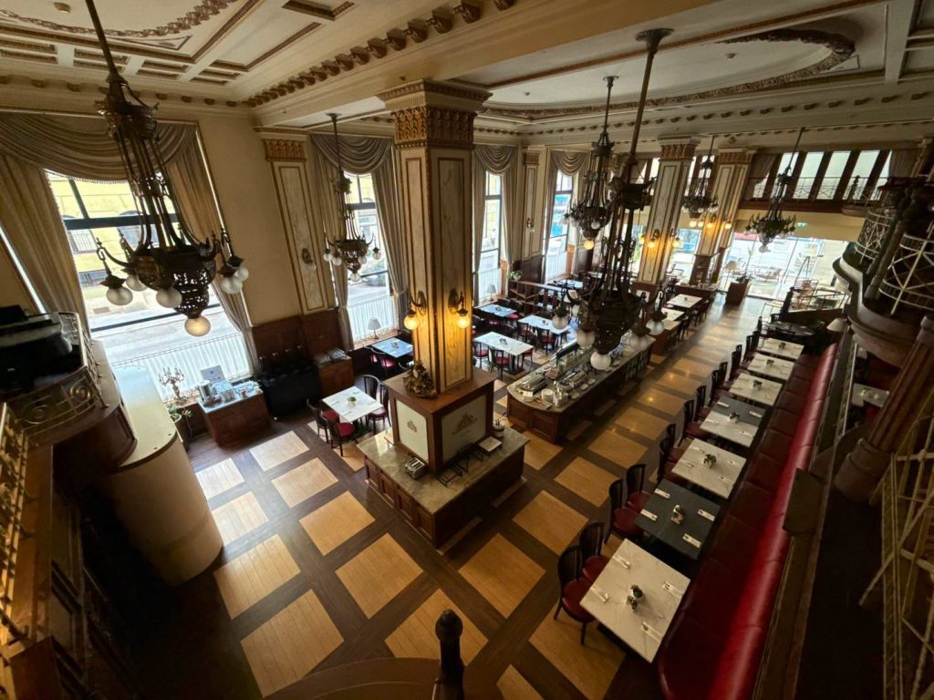 A Palace Restaurant belső tere a Mövenpick Hotel Budapest Centre történelmi épületében