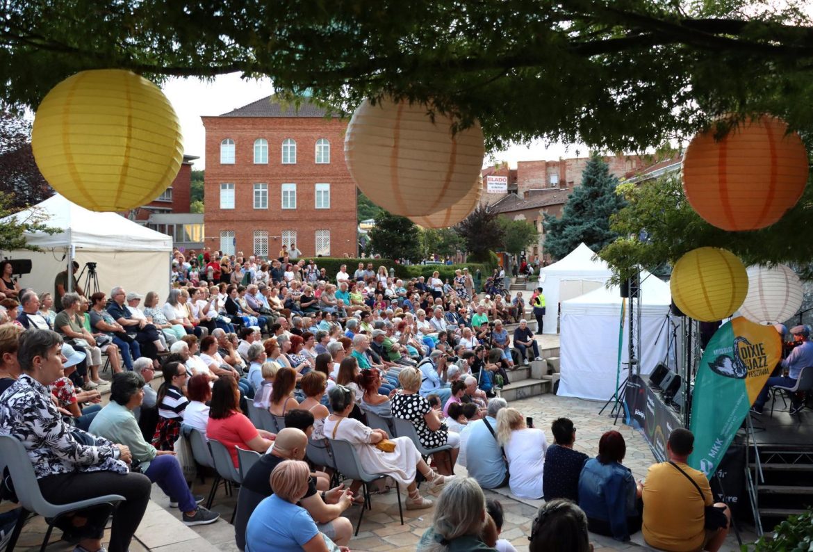 Közönség a miskolci Dixie és Jazz Fesztivál szabadtéri koncertjén