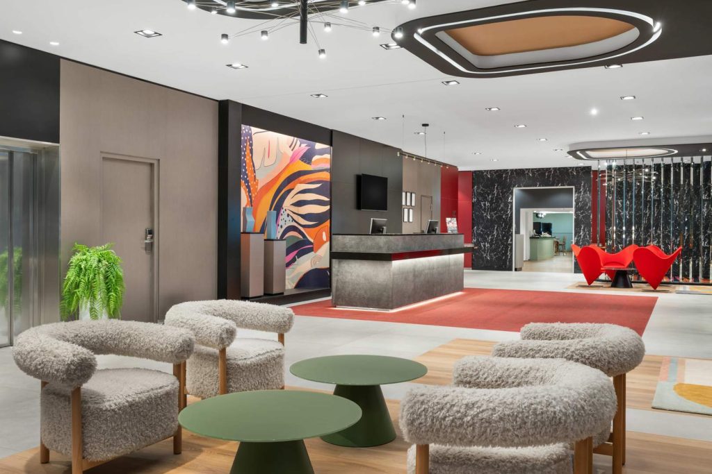 A Hotel Erzsébet City Center Budapest felújított lobbyja a Radisson Individuals márka magyarországi indulása előtt