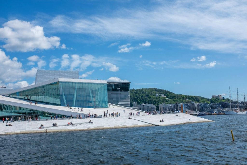 Oslo ikonikus Operaháza a kikötő partján, a Wizz Air új budapesti járatának egyik úti célja