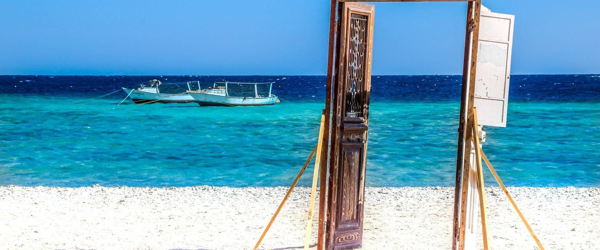 Tengerpart Marsa Alamban a Vörös-tenger türkiz vizével