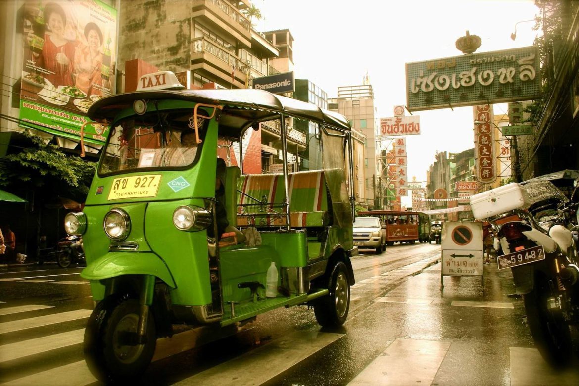 Tuktuk Bangkok forgalmas útján, Thaiföldön