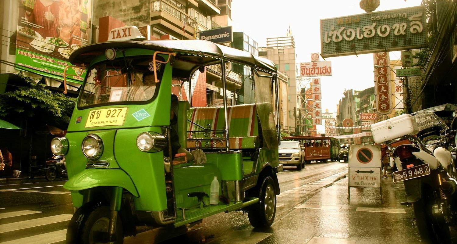 Tuktuk Bangkok forgalmas útján, Thaiföldön