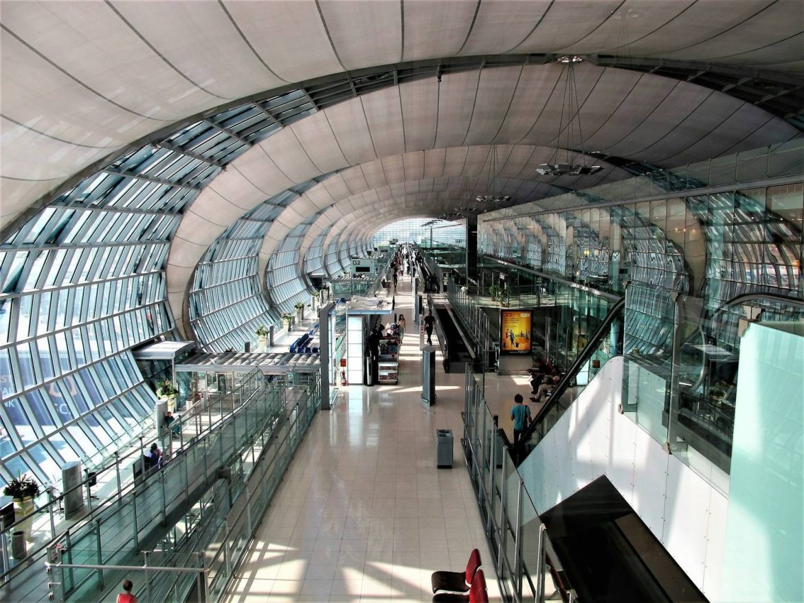 Bangkok Suvarnabhumi repülőtér terminálja utasokkal, ahol új automata beléptető kapukat vezetnek be.