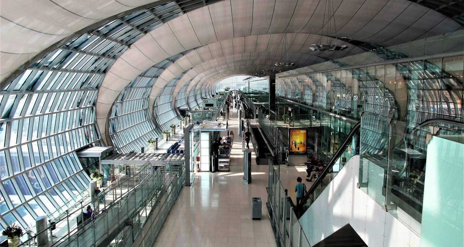 Bangkok Suvarnabhumi repülőtér terminálja utasokkal, ahol új automata beléptető kapukat vezetnek be.