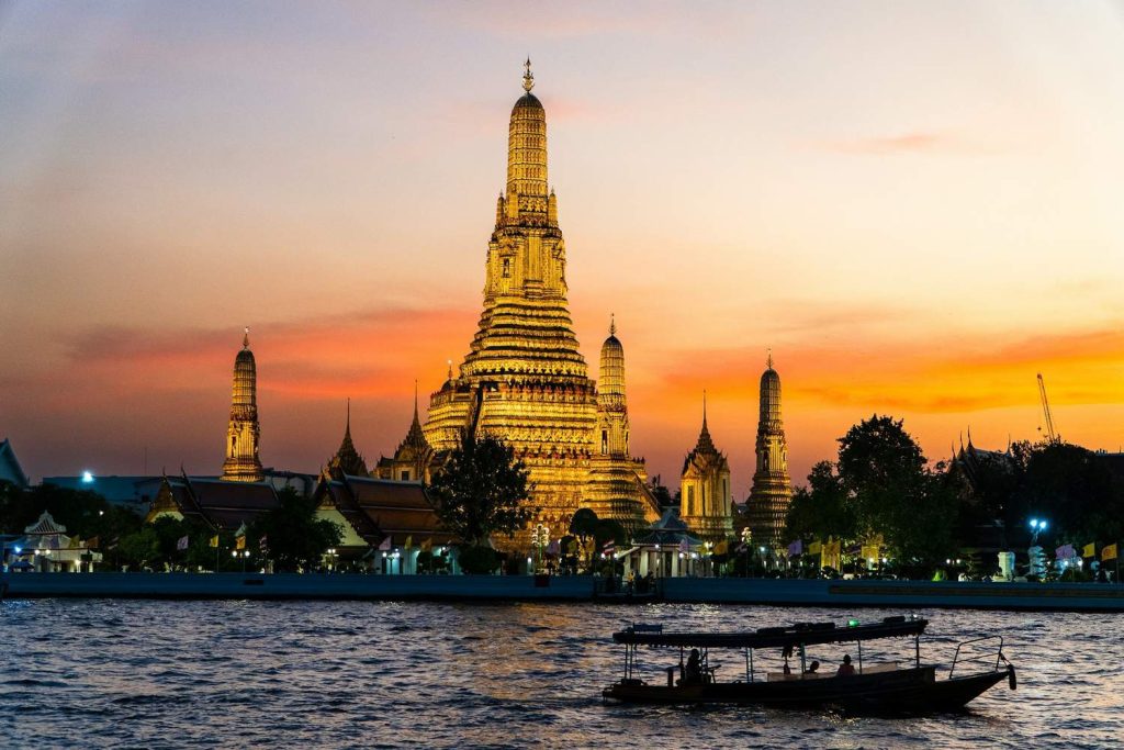 Buddhista templom Bangkokban éjszakai fényekben
